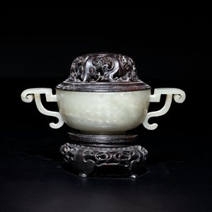 A Chinese white jade bowl with ruyi-shaped handles, wooden cover and stand, 18/19th C. — photo 1