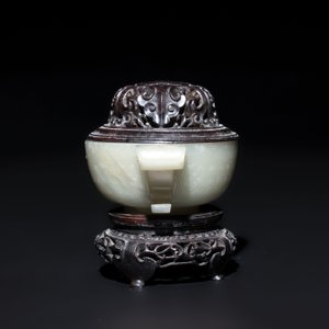 A Chinese white jade bowl with ruyi-shaped handles, wooden cover and stand, 18/19th C. — photo 2