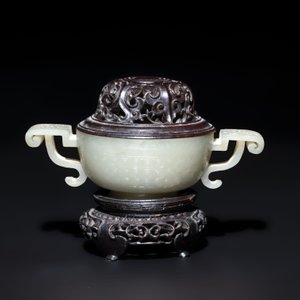 A Chinese white jade bowl with ruyi-shaped handles, wooden cover and stand, 18/19th C. — photo 3