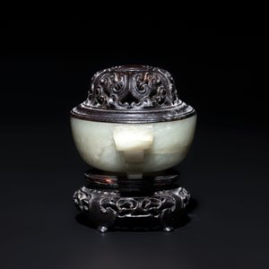 A Chinese white jade bowl with ruyi-shaped handles, wooden cover and stand, 18/19th C. — photo 4