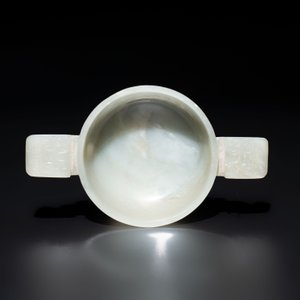 A Chinese white jade bowl with ruyi-shaped handles, wooden cover and stand, 18/19th C. — photo 5