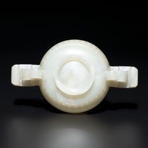 A Chinese white jade bowl with ruyi-shaped handles, wooden cover and stand, 18/19th C. — photo 6