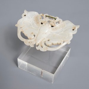 A Chinese white jade butterfly button, Ming/Qing — 照片 1