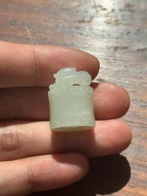 A Chinese white jade carving of a chilong reclining on bamboo, Qing — 照片 1