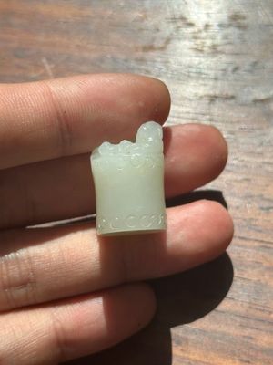 A Chinese white jade carving of a chilong reclining on bamboo, Qing — 照片 2