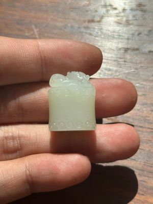 A Chinese white jade carving of a chilong reclining on bamboo, Qing — 照片 3