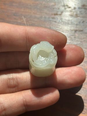 A Chinese white jade carving of a chilong reclining on bamboo, Qing — 照片 5