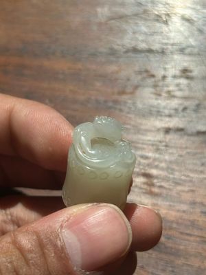 A Chinese white jade carving of a chilong reclining on bamboo, Qing — 照片 8