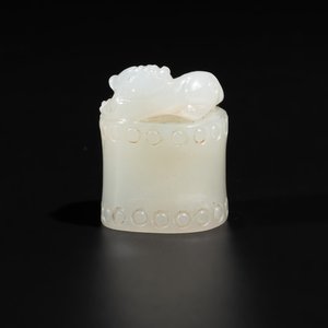 A Chinese white jade carving of a chilong reclining on bamboo, Qing — 照片 1