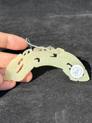 A Chinese white jade 'chilong' amulet, 17/18th C. — photo 1