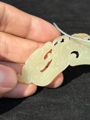 A Chinese white jade 'chilong' amulet, 17/18th C. — photo 2