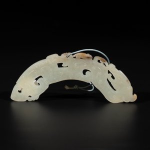 A Chinese white jade 'chilong' amulet, 17/18th C. — photo 1