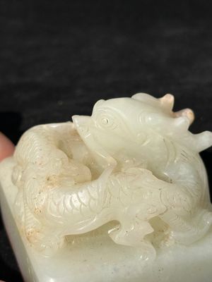 A Chinese white jade 'dragon' seal, Li Shiming 李世民 mark, Qing — foto 7