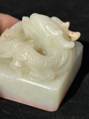 A Chinese white jade 'dragon' seal, Li Shiming 李世民 mark, Qing — foto 8