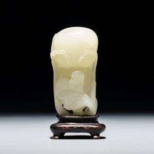 A Chinese white jade model of a gourd, 19th C. — photo 3
