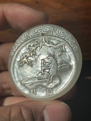 A Chinese white jade 'moon hare and rooster' plaque, Qing — 照片 2
