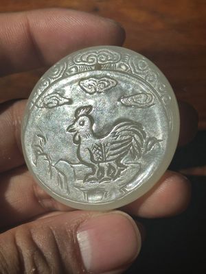 A Chinese white jade 'moon hare and rooster' plaque, Qing — 照片 4