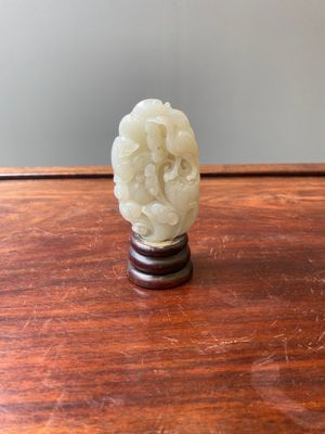 A Chinese white jade paper weight with a crane and a tiger, 17/18th C. — photo 1