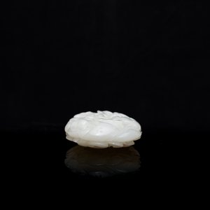 A Chinese white jade paper weight with a crane and a tiger, 17/18th C. — photo 5