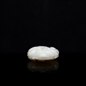 A Chinese white jade paper weight with a crane and a tiger, 17/18th C. — photo 7
