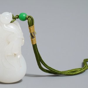 A Chinese white jade pendant of a monkey on a pouch, Qing — 照片 3