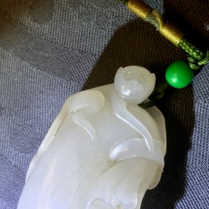 A Chinese white jade pendant of a monkey on a pouch, Qing — 照片 5