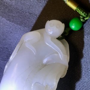 A Chinese white jade pendant of a monkey on a pouch, Qing — 照片 6