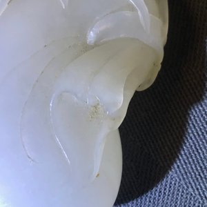 A Chinese white jade pendant of a monkey on a pouch, Qing — 照片 7