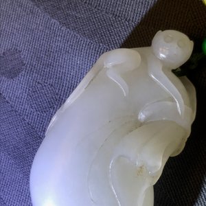 A Chinese white jade pendant of a monkey on a pouch, Qing — 照片 8