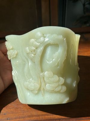 A Chinese white jade 'pine tree' brush pot, Qianlong — 照片 1