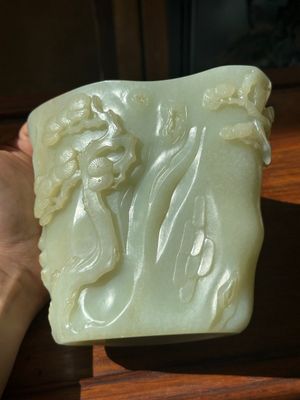 A Chinese white jade 'pine tree' brush pot, Qianlong — 照片 3