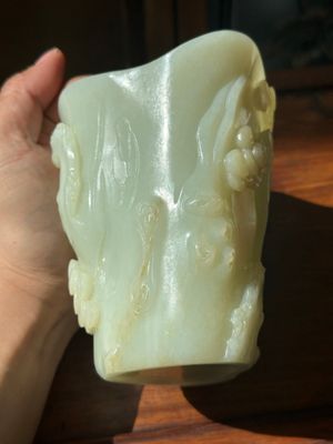 A Chinese white jade 'pine tree' brush pot, Qianlong — 照片 4