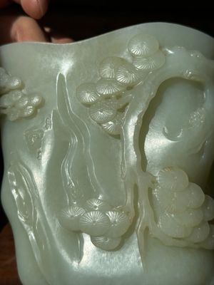 A Chinese white jade 'pine tree' brush pot, Qianlong — 照片 5