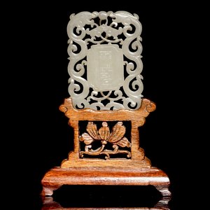 A Chinese white jade plaque with dragons and taoist symbols, 19th C. — 照片 1