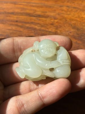A Chinese white jade sculpture of a boy and a double gourd, Qing — foto 1