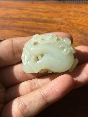 A Chinese white jade sculpture of a boy and a double gourd, Qing — foto 2