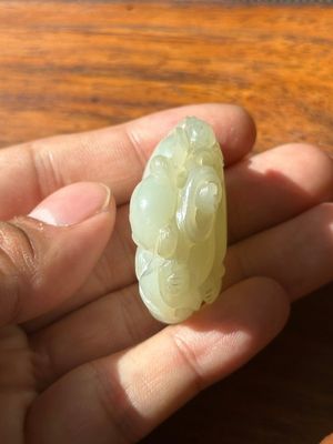 A Chinese white jade sculpture of a boy and a double gourd, Qing — foto 3
