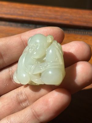 A Chinese white jade sculpture of a boy and a double gourd, Qing — foto 4