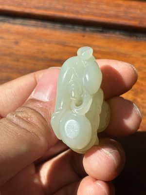 A Chinese white jade sculpture of a boy and a double gourd, Qing — foto 5