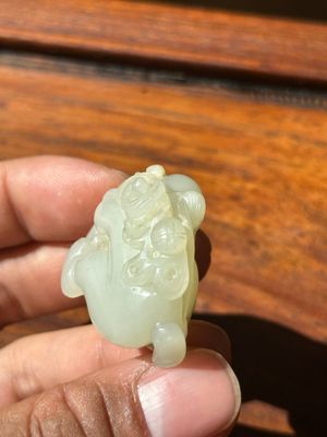A Chinese white jade sculpture of a boy and a double gourd, Qing — foto 6