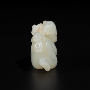A Chinese white jade sculpture of a boy and a double gourd, Qing — foto 2
