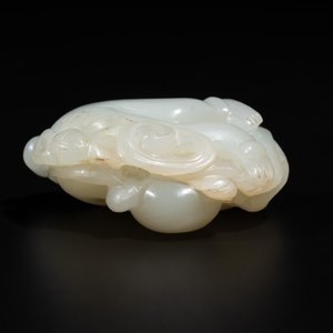 A Chinese white jade sculpture of a boy and a double gourd, Qing — foto 6