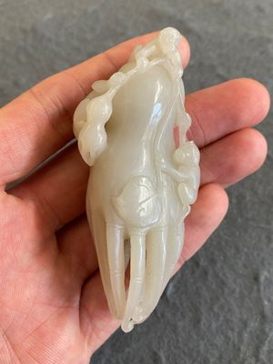 A Chinese white jade sculpture of a Buddha hand with monkeys, Qing — 照片 1