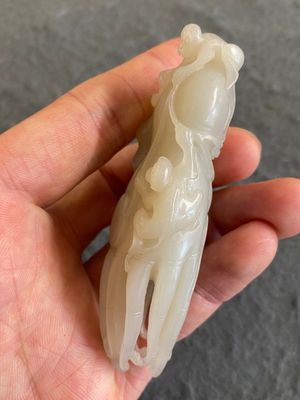 A Chinese white jade sculpture of a Buddha hand with monkeys, Qing — 照片 3
