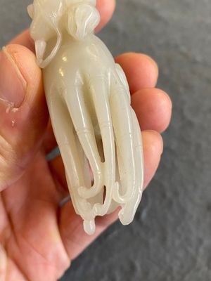 A Chinese white jade sculpture of a Buddha hand with monkeys, Qing — 照片 5