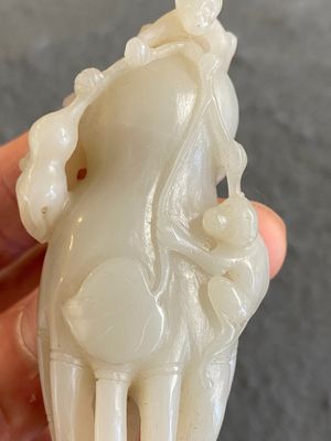 A Chinese white jade sculpture of a Buddha hand with monkeys, Qing — 照片 8