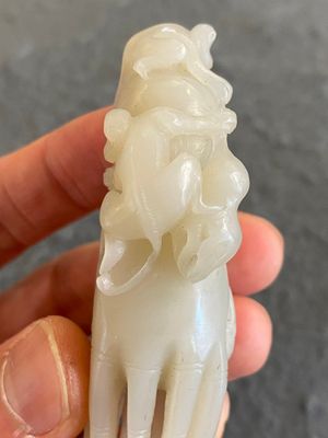 A Chinese white jade sculpture of a Buddha hand with monkeys, Qing — 照片 10