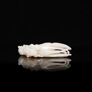 A Chinese white jade sculpture of a Buddha hand with monkeys, Qing — 照片 5