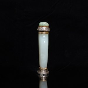 A Chinese white jade snuff bottle and two green jade carvings, 17th C. and later — 照片 3