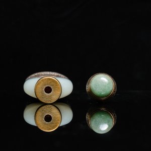 A Chinese white jade snuff bottle and two green jade carvings, 17th C. and later — 照片 6